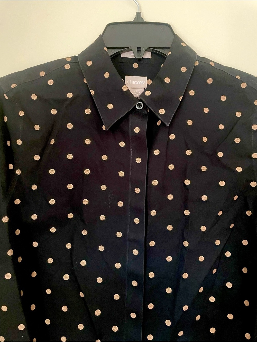 CHICO'S 
Black with Tan Polka Dot 
Button Down 
Non-iron 
Shirt
Size S 
NEW